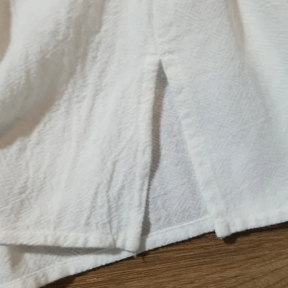 CHICO'S Textured White V-Neck Roll Tab Blouse with Pocket - Picture 7 of 13